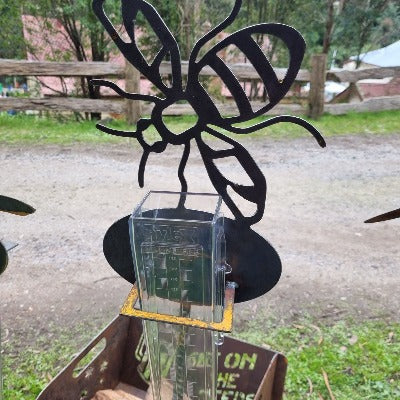RUSTIC DECORATIVE BEE DESIGN WITH RAIN GAUGE