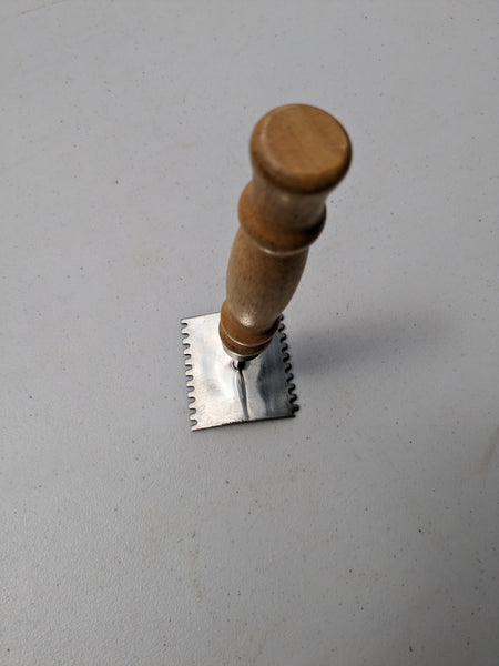 Queen Excluder Cleaning Tool