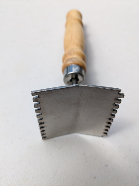 Queen Excluder Cleaning Tool