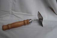 Queen Excluder Cleaning Tool